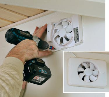 Badrumsfläkt: Skjut fläkten på plats Badrumsfläkt: Skjut fläkten på plats